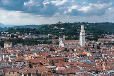 İtalya 'nın Verona kentindeki Torre dei Lamberti kulesinden gökyüzü kırmızı tuğla şehir manzaralı.