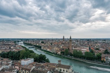 Verona şehrinin Castel Pietro 'sundan Adige nehri ve Santanastasia kilisesi ile gökyüzü