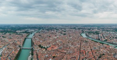 Castel Pietro 'dan Verona Ortaçağ şehrinin hava panarama drone görüntüsü