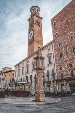 Verona, İtalya - 7 Ağustos 2019: Piazza delle Erbe 'deki Torre dei lamberti kulesi
