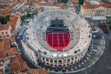 İtalya, Verona 'da gündoğumunda ortaçağ Roma amfitiyatrosunun insansız hava aracı görüntüleri.