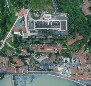 Adige Nehri, Castel San Pietro ve Roma tiyatrosunun yukarıdan insansız hava aracı görüntüleri.