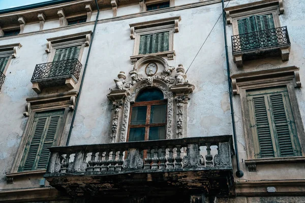Antiguo balcón con ventana tallada en piedra en la calle de Verona, Italia — Foto de Stock