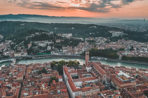 Hava aracı Adige nehri boyunca Veronetta Colline ve Castel San Pietro 'yu görüntüledi.