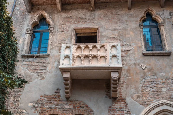 Eski bir antik evde eski bir kırmızı taş balkon Casa di guillieta — Stok fotoğraf