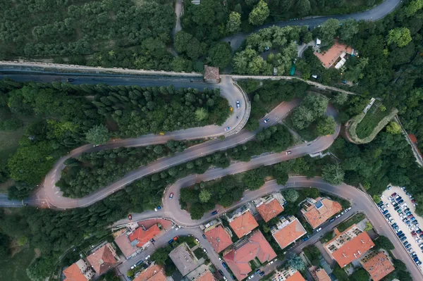 Overhead εναέρια drone πλάνο της εκκαθάρισης ορεινό δρόμο με δρόμους με φώτα προς Castel San Pietro στη Βερόνα, Ιταλία — Φωτογραφία Αρχείου