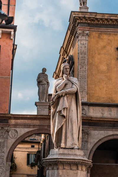 Estátua de Dante na Piazza dei Signori em Verona, Itália — Fotografia de Stock