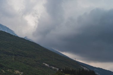 Şiddetli fırtına yağmuru yazın İtalya 'da Garda Gölü' nün oradaki Monte Baldo 'yu vurdu.