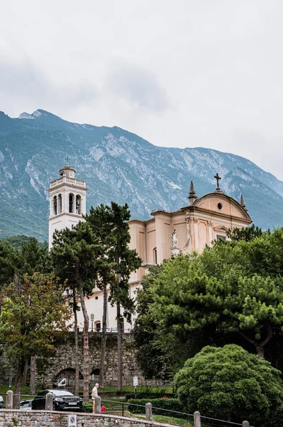 Malcesine, İtalya - 7 Ağustos 2019: Arkaplanda Monte Baldo ile Oratorio Chiesa Santo Stefano Kilisesi — Stok fotoğraf
