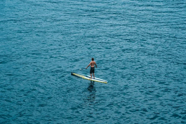 Malcesine, Włochy - 7 sierpnia 2019: Człowiek na pokładzie w jeziorze Garda — Zdjęcie stockowe