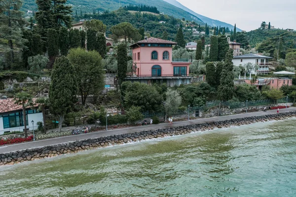 Malcesine, Itália - 7 de agosto de 2019: Os turistas caminham à beira do lago do Lago de Garda — Fotografia de Stock