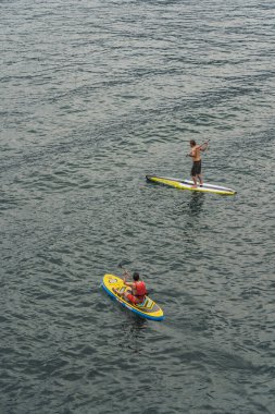 Malcesine, İtalya - 7 Ağustos 2019: Garda Gölü 'nde bir adam