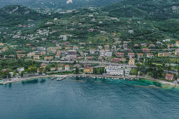 Aerial drone strzał widok wsi Malcesine wybrzeża nad jeziorem Garda — Zdjęcie stockowe