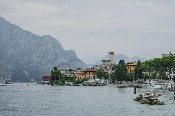 Wioska Malcesine nad jeziorem Garda z grzbietem górskim we Włoszech — Zdjęcie stockowe
