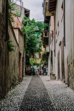 Malcesine, İtalya - 7 Ağustos 2019: Çok az turistle taş kaldırım caddesi