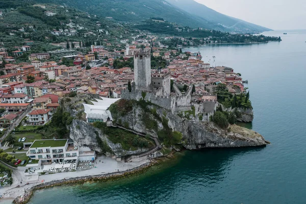Wysoka kąt lotu drona widok z wioski Castello Malcesine we Włoszech — Zdjęcie stockowe
