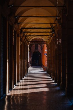İtalya, Bologna 'da sabah güneşli Roma tarzı sütunları olan Portico geçidi