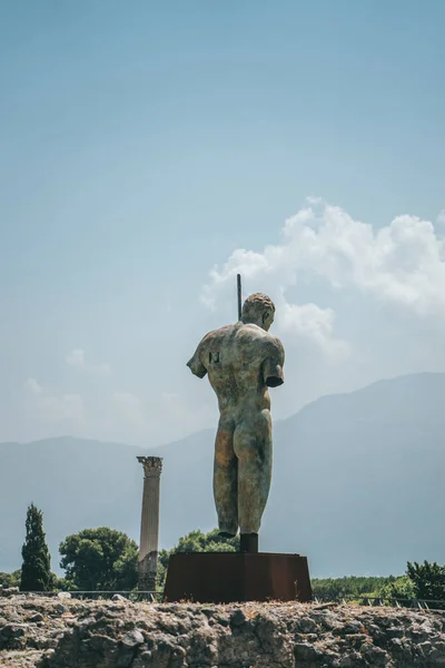 Гола людина Статуя в архелологічних руїнах Помпей в літній час — стокове фото