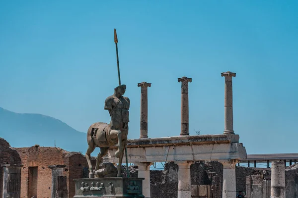 Pompei arkeolojik harabelerinde yaz zamanı süvari heykeli — Stok fotoğraf