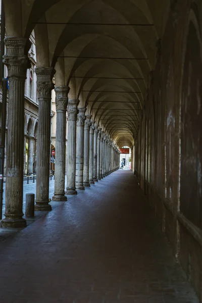Pasaje pórtico con columnas de estilo romano en Bolonia, Italia — Foto de Stock