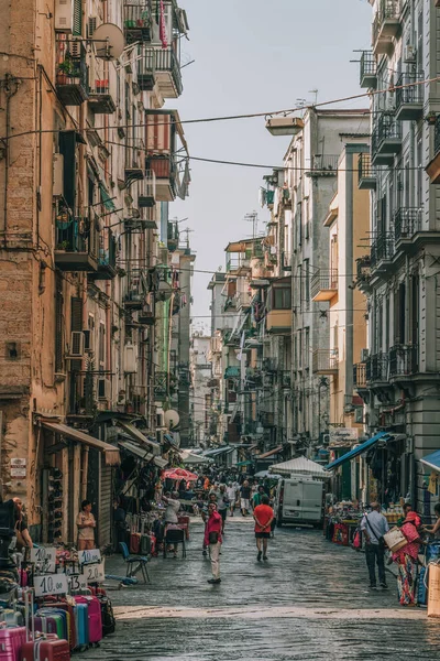 Nápoles, Italia - 9 de agosto de 2019: Calle de la ciudad con locales y tiendas en el centro histórico — Foto de Stock