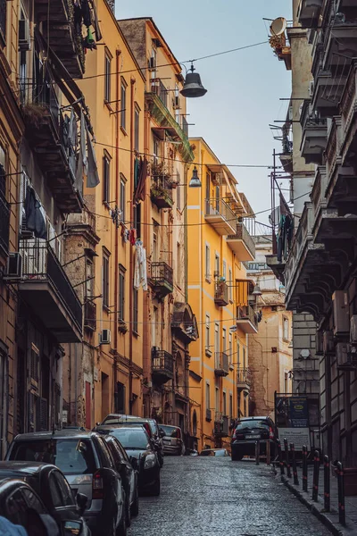 Nápoles, Italia - 9 de agosto de 2019: Calle de la ciudad con balcón de residentes en el centro histórico — Foto de Stock