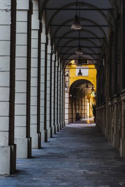 İtalya, Bologna 'da Roma tarzı sütunlu Portico geçidi