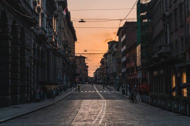 Bologna, İtalya - 8 Ağustos 2019: Günbatımı ve yayalar ile Piaaza della Mercanzia Caddesi