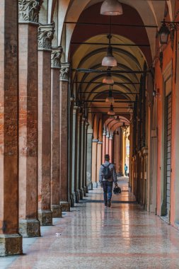 İtalya, Bologna 'da Roma tarzı sütunlu Portico geçidi