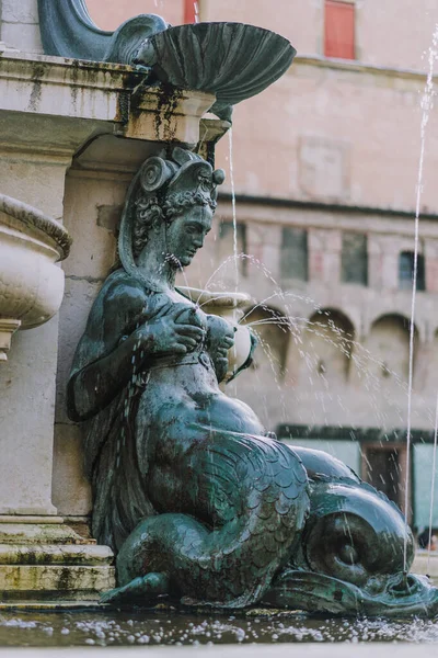 Bolonha, Itália - 8 de agosto de 2019: Lactante nereid da fonte de neptune na praça da cidade, piazza del nettuno — Fotografia de Stock