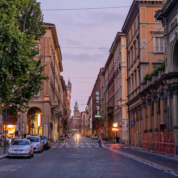 Bologna, İtalya - 8 Ağustos 2019: Dellindipendenza üzerinden günbatımı ve az sayıda yayaya sahip cadde