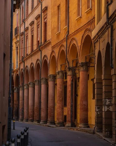 Bolonia, Italia - 8 de agosto de 2019: Paso del pórtico con columnas de estilo romano a la luz del sol de la mañana — Foto de Stock