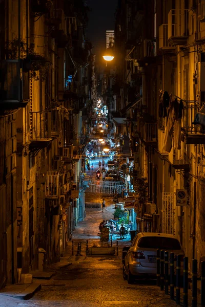 Nápoles, Italia - 9 de agosto de 2019: Via Pasquale Scrua calle por la noche con luz de ciudad — Foto de Stock