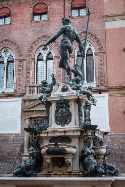 Bologna, Italië - 8 augustus 2019: Fontein van Neptunus op het stadsplein, piazza del nettuno — Stockfoto