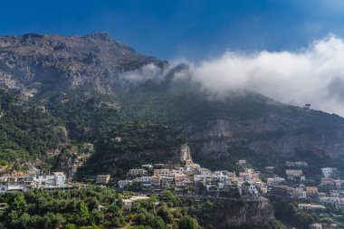 Renkli köy Positano Monte San Michele 'in eteklerinde Amalfi Sahili, İtalya