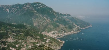 İtalya 'nın Amalfi kıyısındaki sisli dağ köyü Ravello' nun Minori sahilinin en üst manzarası.