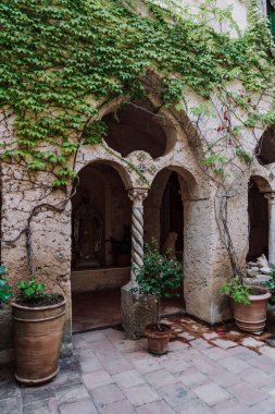 Ravello, Amalfi Sahili, İtalya 'daki Villa Cimbrone bahçesindeki kırmızı taş sütun.