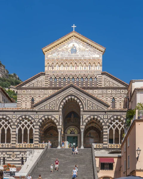 Positano, İtalya - 12 Ağustos 2019: Turistler yazın Amalfi Katedrali 'nin merdivenlerinde yürüyorlar — Stok fotoğraf