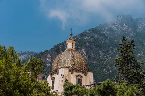 몬테 산 미켈레의 배경 이 있는 아름다운 교회 돔 — 스톡 사진