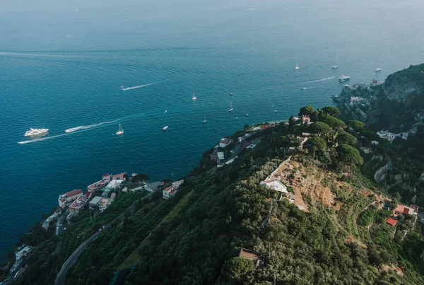 Vista mar e colline do Terraço do Infinito em Villa Cimbrone, Ravello, no topo da costa de Amalfi — Fotografia de Stock