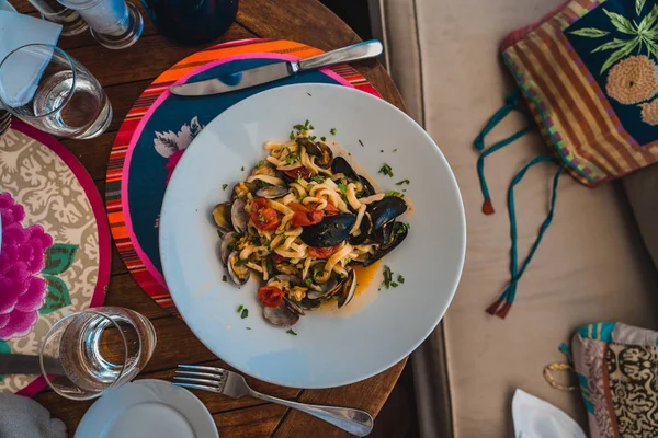 Tipik yerel yemek, Positano 'da deniz ürünleri makarna, İtalya' da Amalfi Sahili