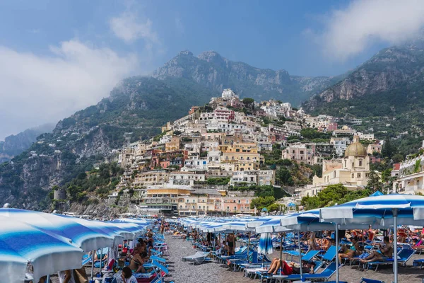 Positano, italien - 12. august 2019: die menschen genießen die sommerzeit am strand von positano an der amalfiküste — Stockfoto