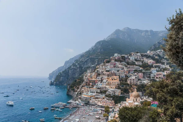 İtalya 'nın Amalfi kıyısındaki renkli Positano köyü güneşli yaz mevsiminde — Stok fotoğraf