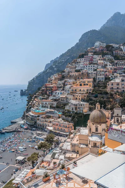 İtalya 'nın Amalfi kıyısındaki dağ köyündeki Positano' nun güneşli ay manzarası — Stok fotoğraf