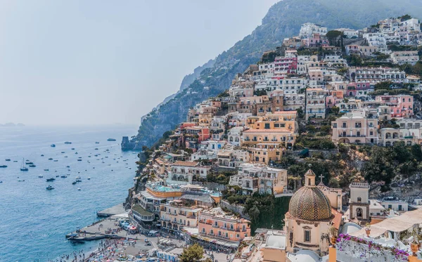 Verano de luna soleada vista de Positano en el pueblo de montaña en la costa de Amalfi en Italia — Foto de Stock