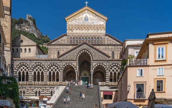 Positano, İtalya - 12 Ağustos 2019: Turistler yazın Amalfi Katedrali 'nin merdivenlerinde yürüyorlar — Stok fotoğraf