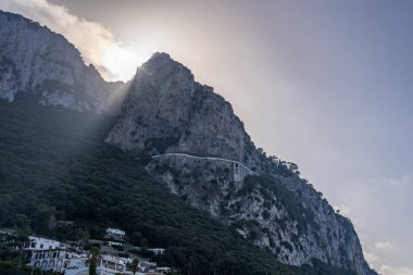Anacapri dağları boyunca yaz aylarında Fenike ayak izleri
