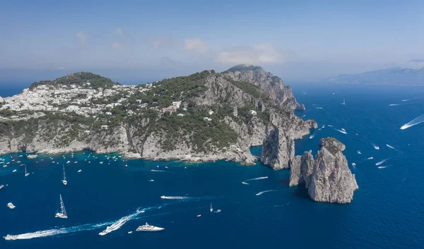 Lucht drone schot uitzicht op de zuidelijke kustlijn van Capri Islan in Tyrreense zee met jachten — Stockfoto