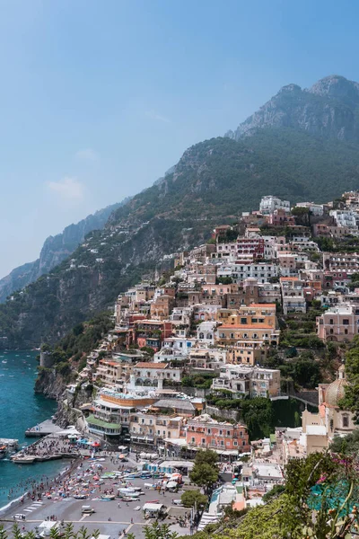 İtalya 'nın Amalfi kıyısındaki renkli Positano köyü güneşli yaz mevsiminde — Stok fotoğraf