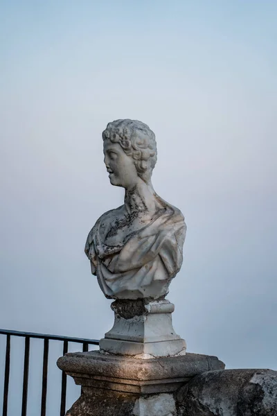 Estatua histórica en la puesta del sol en la terraza del infinito, Villa Cimbrone, en Ravello, en la parte superior de la costa de Amalfi, Italia — Foto de Stock